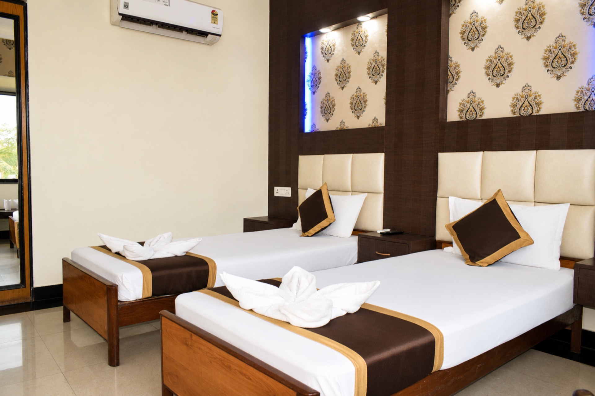AC Executive room layout showing split air conditioner and dressing mirror